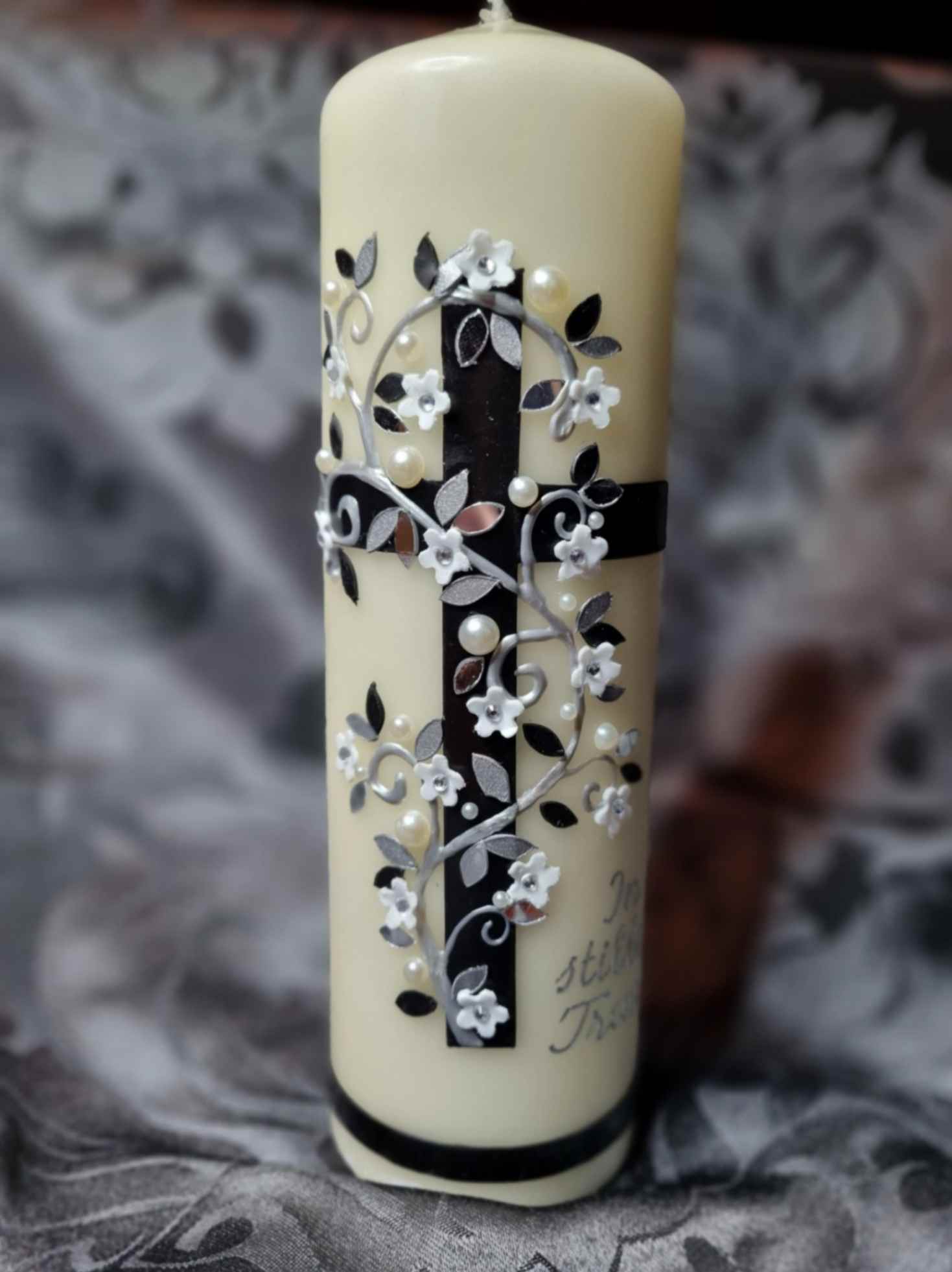 Trauerkerze Kreuz und Blumen